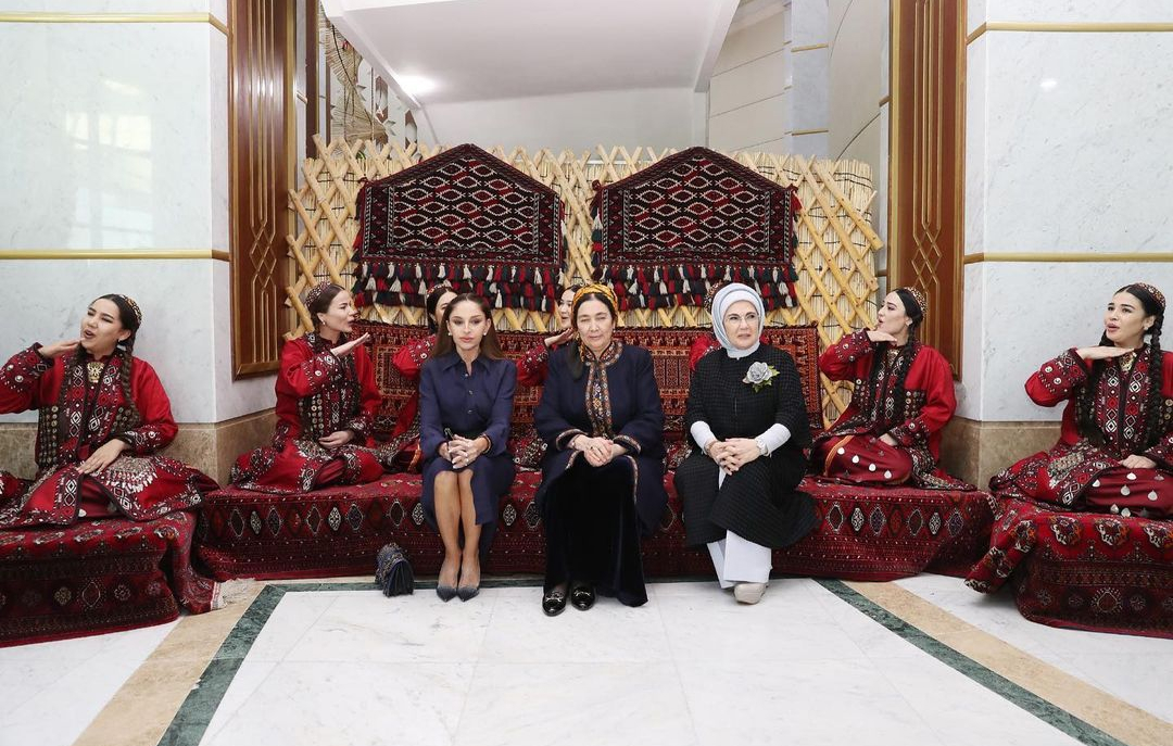 Üçtaraplaýyn sammit sergi bilen jemlendi