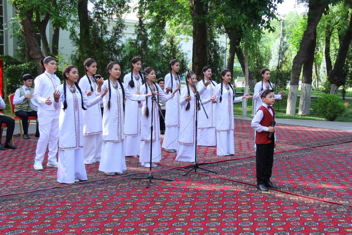 Zemine ýaň salsyn çaga gülküsi!