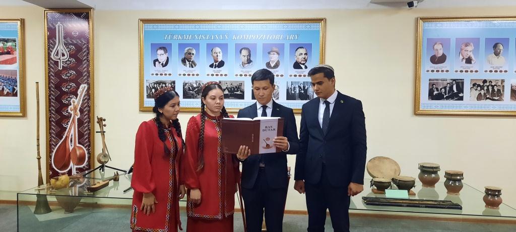 «Bas dutar» atly täze kitap çapdan çykdy