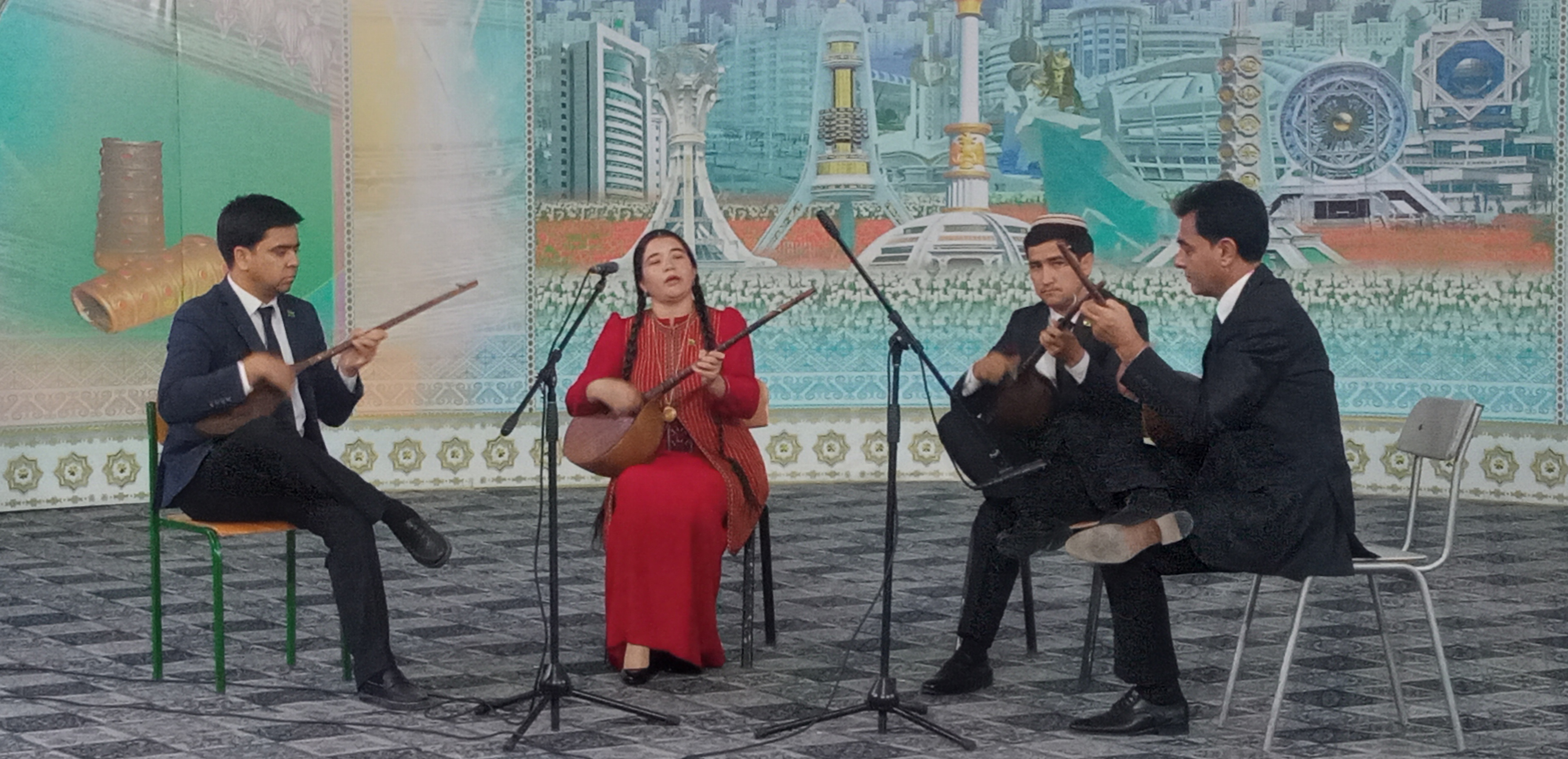 «Çalsana, bagşy« bäsleşiginiň ýeňijileri  «Konserwatoriýanyň zehinli ýaşlary»  atly saz festiwalynda.