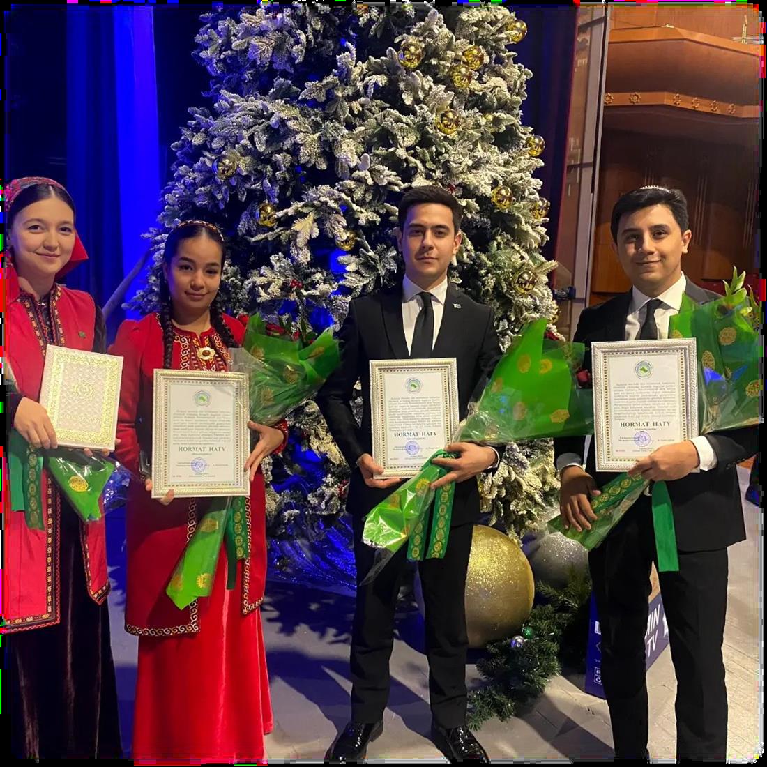 2023-nji ýylda aýratyn tapawutlanan ýaşlara Hormat hatlarydyr, sowgatlar gowşuryldy
