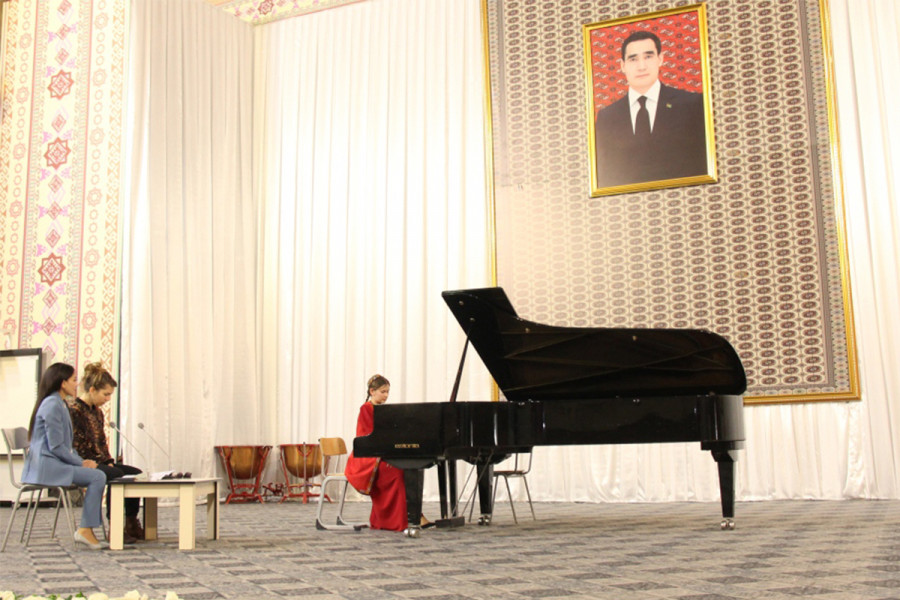 Fraznsuz sazandasy türkmen ýaşlary bilen ussatlyk sapagyny geçdi